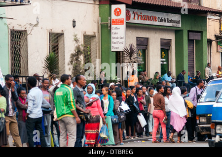 Scena di strada, Piazza, Addis Abeba, Etiopia Foto Stock