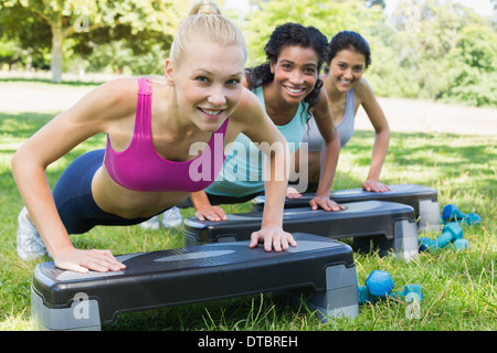 Donne sportivo facendo step aerobics Foto Stock