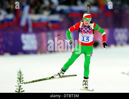 Krasnaya Polyana, Russia. 14 feb 2014. Krasnaya Polyana, Russia. 14 feb 2014. Bielorussa Darya Domracheva compete in donne del biathlon 15k gara individuale a Sochi 2014 Olimpiadi invernali, Venerdì, 14 febbraio 2014, nella Krasnaya Polyana, Russia. (CTK foto/Vondrous romano) Credito: CTK/Alamy Live News Foto Stock