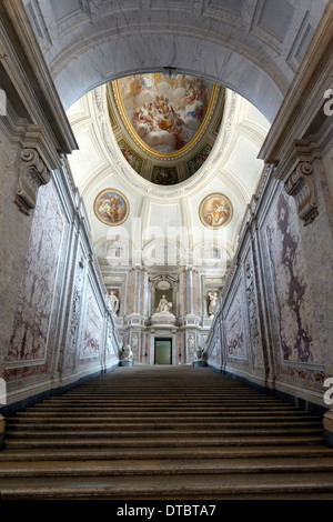 La Grand central fasi di volo conosciuta come scala onore a Palazzo Reale Reggia di Caserta Italia scala Foto Stock