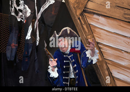 Pantomime Pirate 'Long John Silver' con occhi malvagi al festival annuale di circo, magia e nuova varietà di Blackpool. Il festival della magia di dieci giorni, Showzam, vede i famosi monumenti di Blackpool superare artisti di strada e artisti di moda. Il festival si svolge ogni anno a Blackpool, un festival straordinario e unico che include una serie di atti di alto profilo, arte di strada, circo, e nuova varietà e mai visto prima spettacoli in mostra in tutta la città. Foto Stock