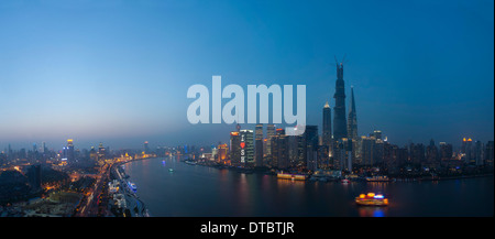 Vista notturna di Shanghai fiume Huangpu,Cina Foto Stock