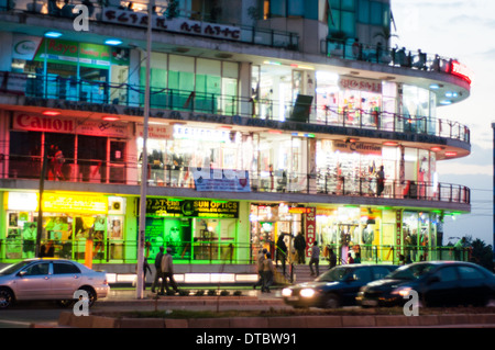Amicizia centro città al crepuscolo, Bole Road, Addis Abeba, Etiopia Foto Stock