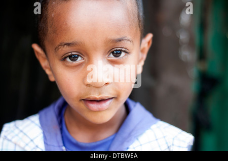 Ragazzo in Piazza, Addis Abeba, Etiopia Foto Stock