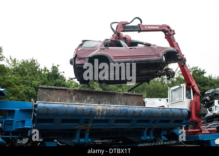 Vetture frantumato in cantiere di scarto REGNO UNITO Foto Stock