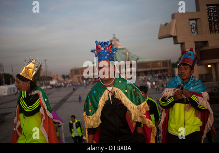 Giovani uomini pronti a eseguire la danza dei re di Teacalco, Veracruz in pellegrinaggio alla Madonna di Guadalupe Foto Stock