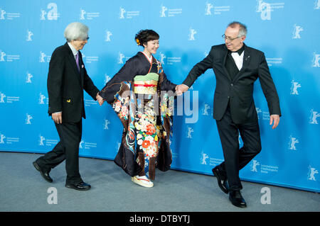 Berlino, Germania. 14 feb 2014. Direttore giapponese Yoji Yamada (L-R), l'attrice Haru Kuroki e direttore del festival Dieter Kosslick pongono durante il photocall per 'Chiisai Ouchi' (la piccola casa) al sessantaquattresimo annuale di Festival del Cinema di Berlino a Berlino, Germania, 14 febbraio 2014. Il film è presentato in Concorso Ufficiale della Berlinale, che va dal 06 al 16 febbraio 2014. Foto: JOERG CARSTENSEN/dpa/Alamy Live News Foto Stock