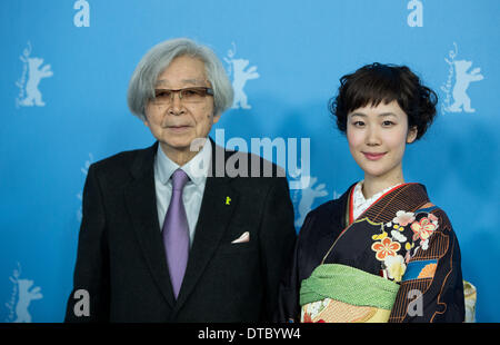 Berlino, Germania. 14 feb 2014. Direttore giapponese Yoji Yamada (L) e attrice Haru Kuroki pongono durante il photocall per 'Chiisai Ouchi' (la piccola casa) al sessantaquattresimo annuale di Festival del Cinema di Berlino a Berlino, Germania, 14 febbraio 2014. Il film è presentato in Concorso Ufficiale della Berlinale, che va dal 06 al 16 febbraio 2014. Foto: JOERG CARSTENSEN/dpa/Alamy Live News Foto Stock