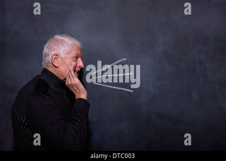 Ritratto di senior uomo davanti di Blackboard Foto Stock