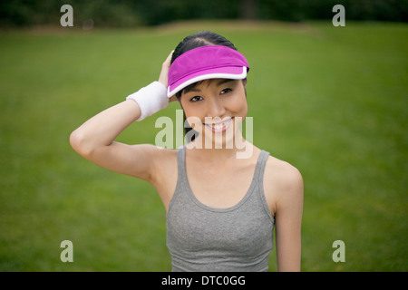 Ritratto di giovane donna Runner in posizione di parcheggio Foto Stock