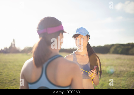 Due giovani donne in chat Foto Stock