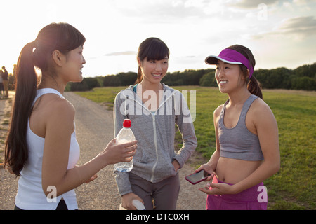 Tre giovani donne in chat dopo l'esecuzione. Foto Stock