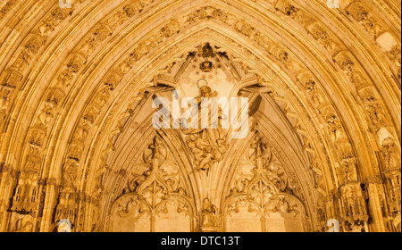 TOLEDO, Spagna - 8 Marzo 2013: dettaglio del sud notturni portale gotico della Cattedrale Primada Santa Maria de Toledo. Foto Stock