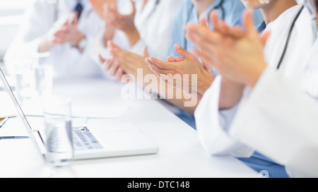 Il team medico battimani Foto Stock