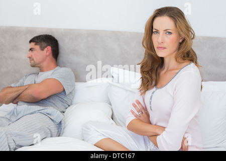 Arrabbiato donna con uomo a letto Foto Stock