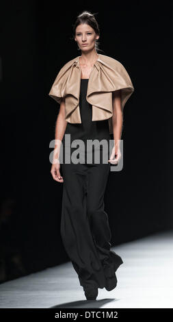 Madrid, Spagna. 14 feb 2014. Un modello presenta una creazione da Amaya Arzuaga a Madrid Fashion Week 2014 Autunno/Inverno a Madrid, Spagna, 14 febbraio, 2014. Credito: Xie Haining/Xinhua/Alamy Live News Foto Stock