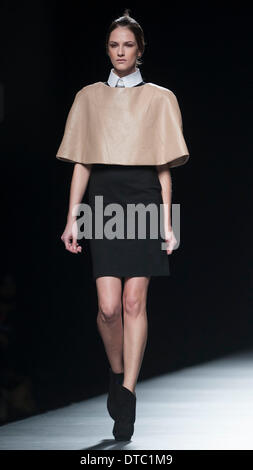 Madrid, Spagna. 14 feb 2014. Un modello presenta una creazione da Amaya Arzuaga a Madrid Fashion Week 2014 Autunno/Inverno a Madrid, Spagna, 14 febbraio, 2014. Credito: Xie Haining/Xinhua/Alamy Live News Foto Stock