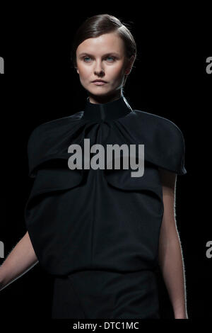 Madrid, Spagna. 14 feb 2014. Un modello presenta una creazione da Amaya Arzuaga a Madrid Fashion Week 2014 Autunno/Inverno a Madrid, Spagna, 14 febbraio, 2014. Credito: Xie Haining/Xinhua/Alamy Live News Foto Stock