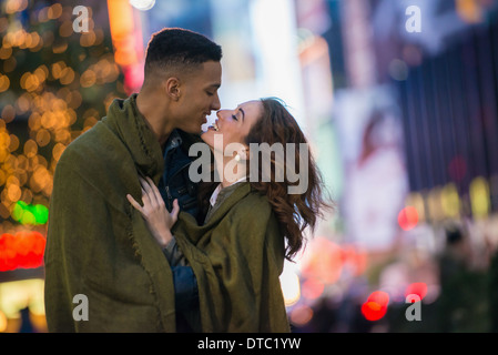 Giovane turista giovane avvolto in una coperta, New York City, Stati Uniti d'America Foto Stock