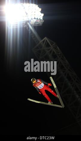 Krasnaya Polyana, Russia. 14 feb 2014. Kamil Stoch della Polonia in azione durante la prova di salto di RusSki Gorki Centro di salto a Sochi 2014 Giochi Olimpici, Krasnaya Polyana, Russia, 14 febbraio 2014. Foto: Daniel Karmann/dpa Credito: dpa picture alliance/Alamy Live News Foto Stock