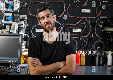 Ritratto di metà uomo adulto in motocicletta shop Foto Stock