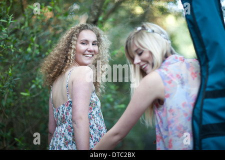 Due ragazze adolescenti passeggiate nel bosco Foto Stock