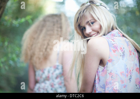 Due ragazze adolescenti passeggiare nel bosco Foto Stock