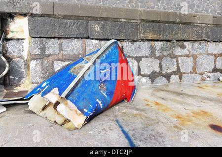 Rotto e distrutto la pesca in barca sulla porta Foto Stock