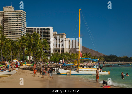 La gente sulla sabbia presso la spiaggia di Waikiki, Honolulu Oahu, Hawaii Foto Stock