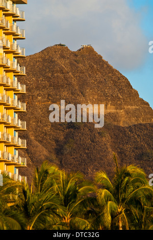 Il Cratere del Diamond Head sopra la spiaggia di Waikiki, Honolulu Oahu, Hawaii Foto Stock