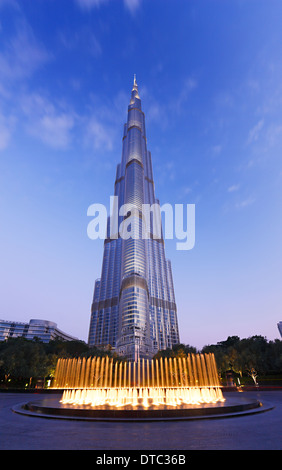 Fontana nella parte anteriore del più alto edificio Burj Khalifa a Dubai Foto Stock