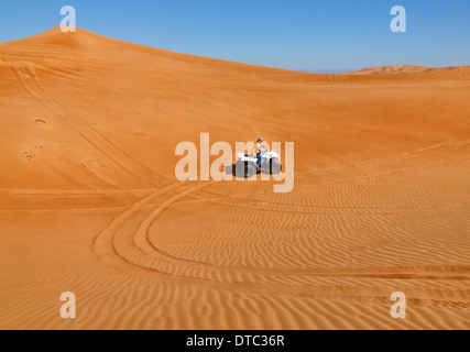 Guida quad nel deserto di Dubai Foto Stock