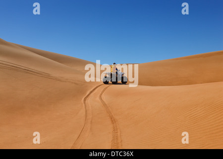 Guida quad nel deserto di Dubai Foto Stock