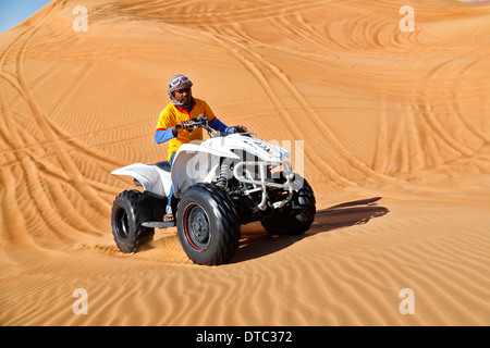 Guida quad nel deserto di Dubai Foto Stock