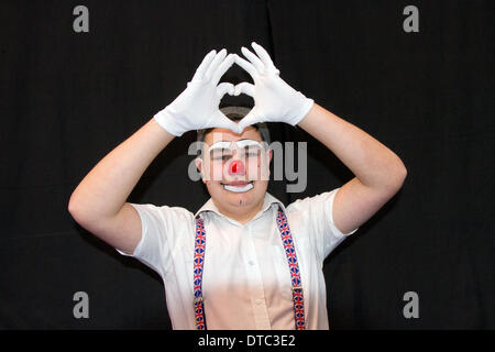 Blackpool, Lancashire, Regno Unito 14 Febbraio, 2014. "Mano cuore' da Max Salthouse, 15 (Maxi il clown) a Blackpool il festival del circo, magia e nuove varietà. I dieci giorni del festival della magia che si vede Showzam Blackpool più famosi luoghi di interesse di superamento con funamboli, conjurers e artisti di strada. Il festival si svolge ogni anno a Blackpool, uno straordinario e unico festival che include un numero di alto profilo musicisti, artisti di strada, circo, magia e nuove varietà e mai visto prima gli atti presentati in tutta la città. Foto Stock