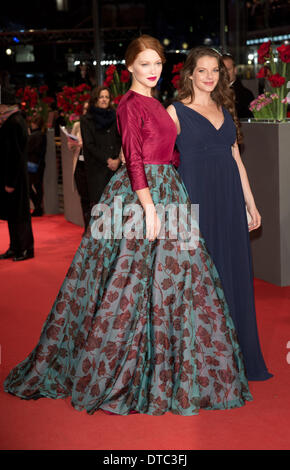 Berlino, Germania. 14 feb 2014. Attrice tedesca Yvonne Catterfeld (R) e attrice francese Lea Seydoux pongono come essi arrivano per lo screening di 'La Belle et la Bete' ('La Bella e la Bestia') al sessantaquattresimo Berlinale Berlino, Germania, 14 febbraio 2014. Il film è presentato in concorso alla Berlinale che continua fino al 16 febbraio. Foto: JOERG CARSTENSEN/dpa/Alamy Live News Foto Stock