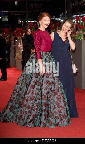 Berlino, Germania. 14 feb 2014. Attrice tedesca Yvonne Catterfeld (R) e attrice francese Lea Seydoux pongono come essi arrivano per lo screening di 'La Belle et la Bete' ('La Bella e la Bestia') al sessantaquattresimo Berlinale Berlino, Germania, 14 febbraio 2014. Il film è presentato in concorso alla Berlinale che continua fino al 16 febbraio. Foto: JOERG CARSTENSEN/dpa/Alamy Live News Foto Stock