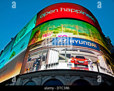 Il Neon cartelloni a Piccadilly Circus e il West End di Londra, Inghilterra, Regno Unito Foto Stock