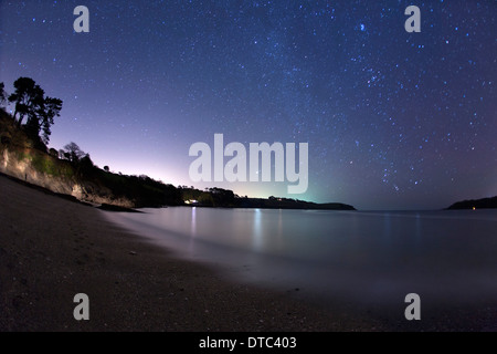 Trebah spiaggia di notte; con stelle; Cornovaglia; Regno Unito Foto Stock