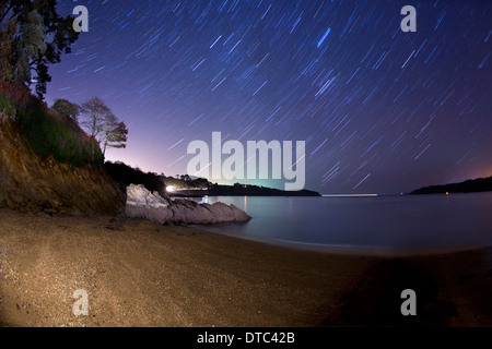 Trebah spiaggia di notte; con stelle; Cornovaglia; Regno Unito Foto Stock