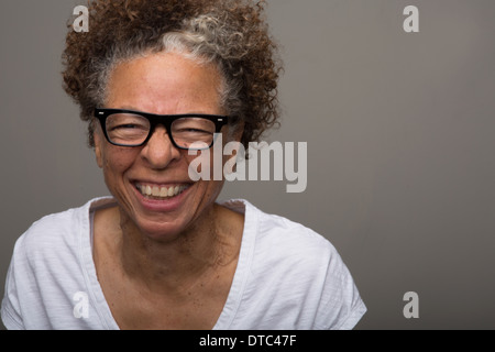 Ritratto in studio di Felice senior donna Foto Stock