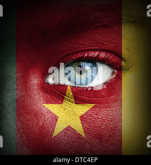 Volto umano dipinto con la bandiera del Camerun Foto Stock