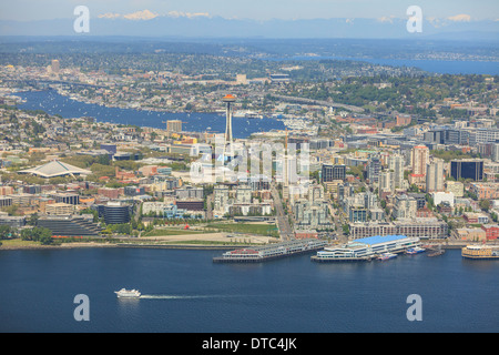 Vista aerea di Seattle Waterfront, Lago di unione e Le Cascade Mountains, nello Stato di Washington Foto Stock