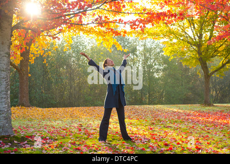 La donna lo stiramento nella foresta Foto Stock