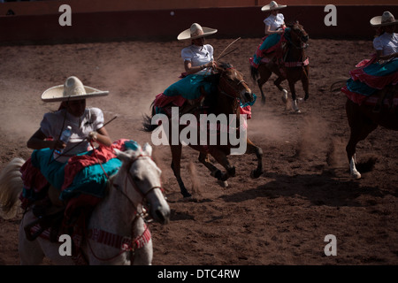 Escaramuzas cavalcare i loro cavalli in un Escaramuza equo nel Lienzo Charros el Penon, Città del Messico Foto Stock