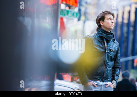 Giovane maschio tourist ad esplorare le strade di New York City, Stati Uniti d'America Foto Stock