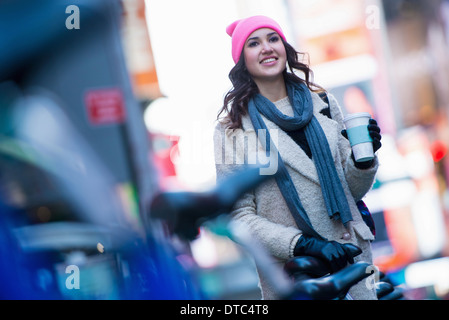 Giovane turista femminile con il caffè da asporto, New York City, Stati Uniti d'America Foto Stock