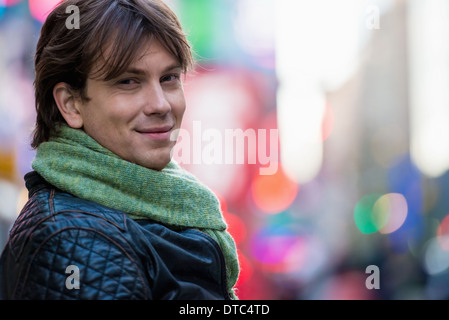 Ritratto di giovane maschio turistica, la città di New York, Stati Uniti d'America Foto Stock