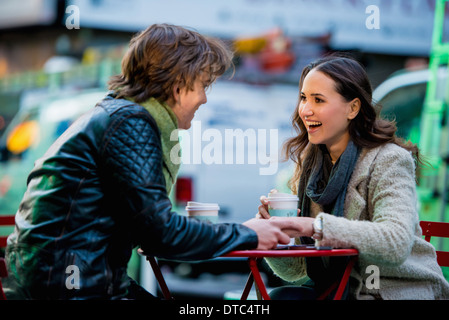 Giovane turista giovane al cafè sul marciapiede, New York City, Stati Uniti d'America Foto Stock