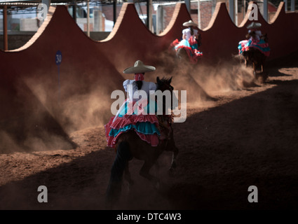 Escaramuzas cavalcare i loro cavalli in un Escaramuza equo nel Lienzo Charros el Penon, Città del Messico Foto Stock